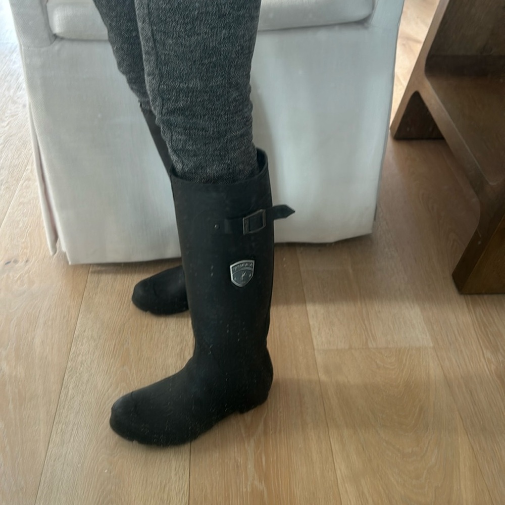 Waterproof rubber upper, 

Made in Canada